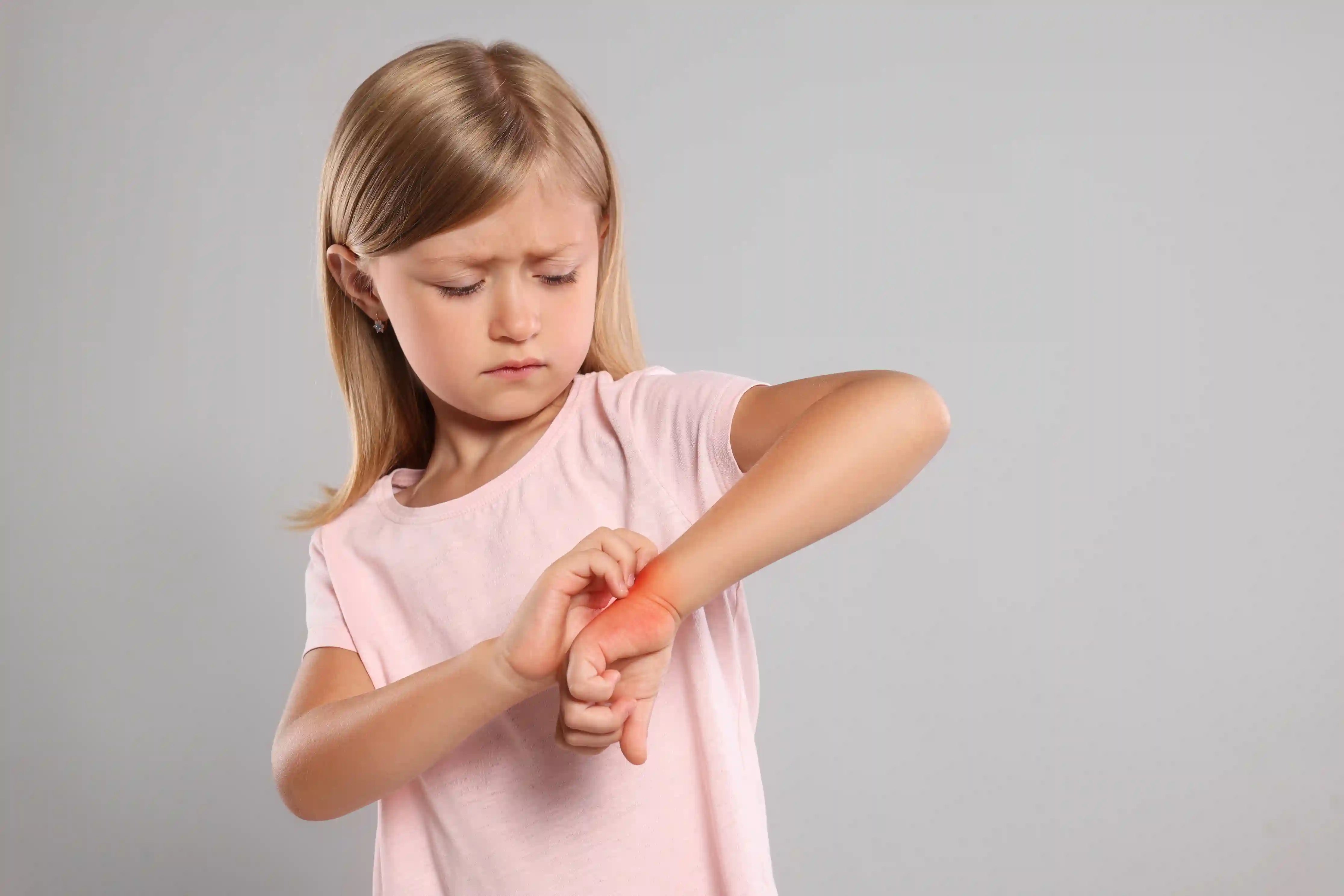 Démangeaisons des mains enfant